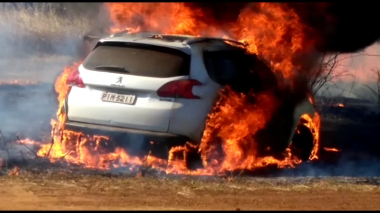 Carro de advogado pega fogo em Campo Maior